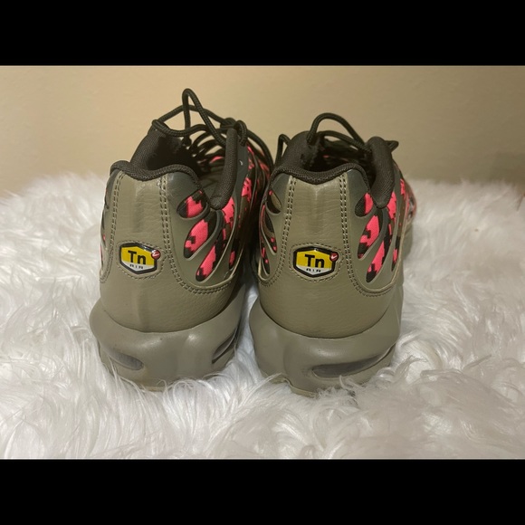 Nike Air Max Plus `Neutral Olive’ - Picture 3 of 5